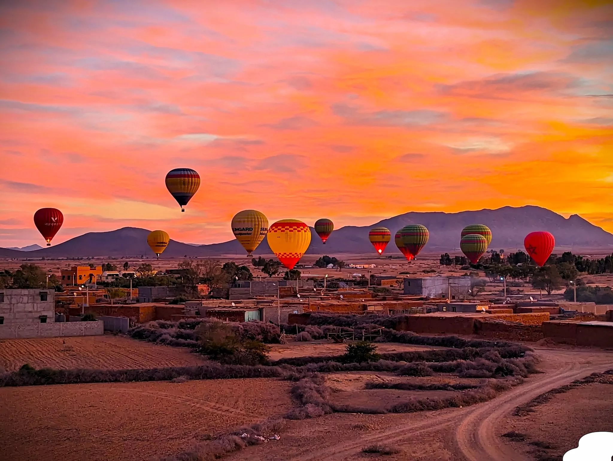 Vuelo en globo aerostático en Marruecos sobre Marrakech paisaje urbano y alrededores palmerales palmeras
