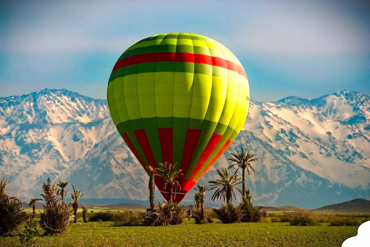 Paseo en globo aerostático en Marruecos sobre los palmerales y el paisaje urbano de Marrakech