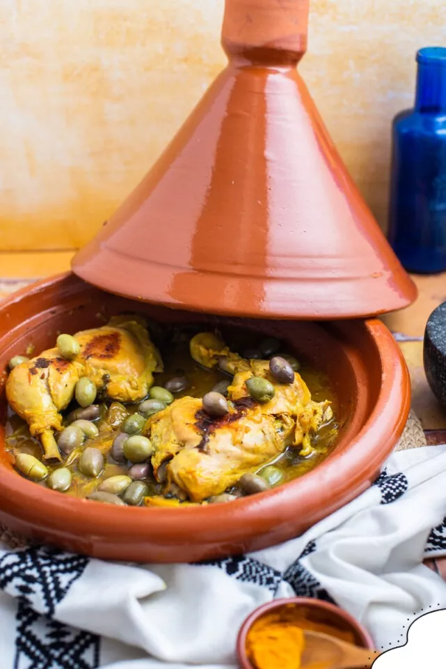 Los participantes disfrutan de los platos que a5> cocinaron durante una clase de cocina marroquí en Marrakech