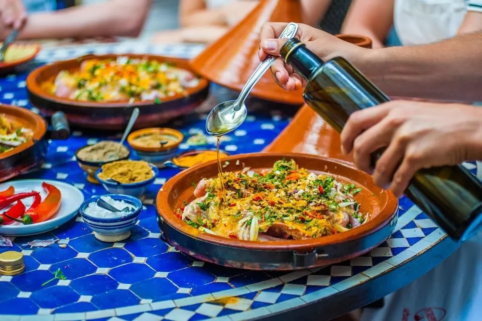 Preparando un tradicional marroquí tajín durante una clase de cocina en Marrakech