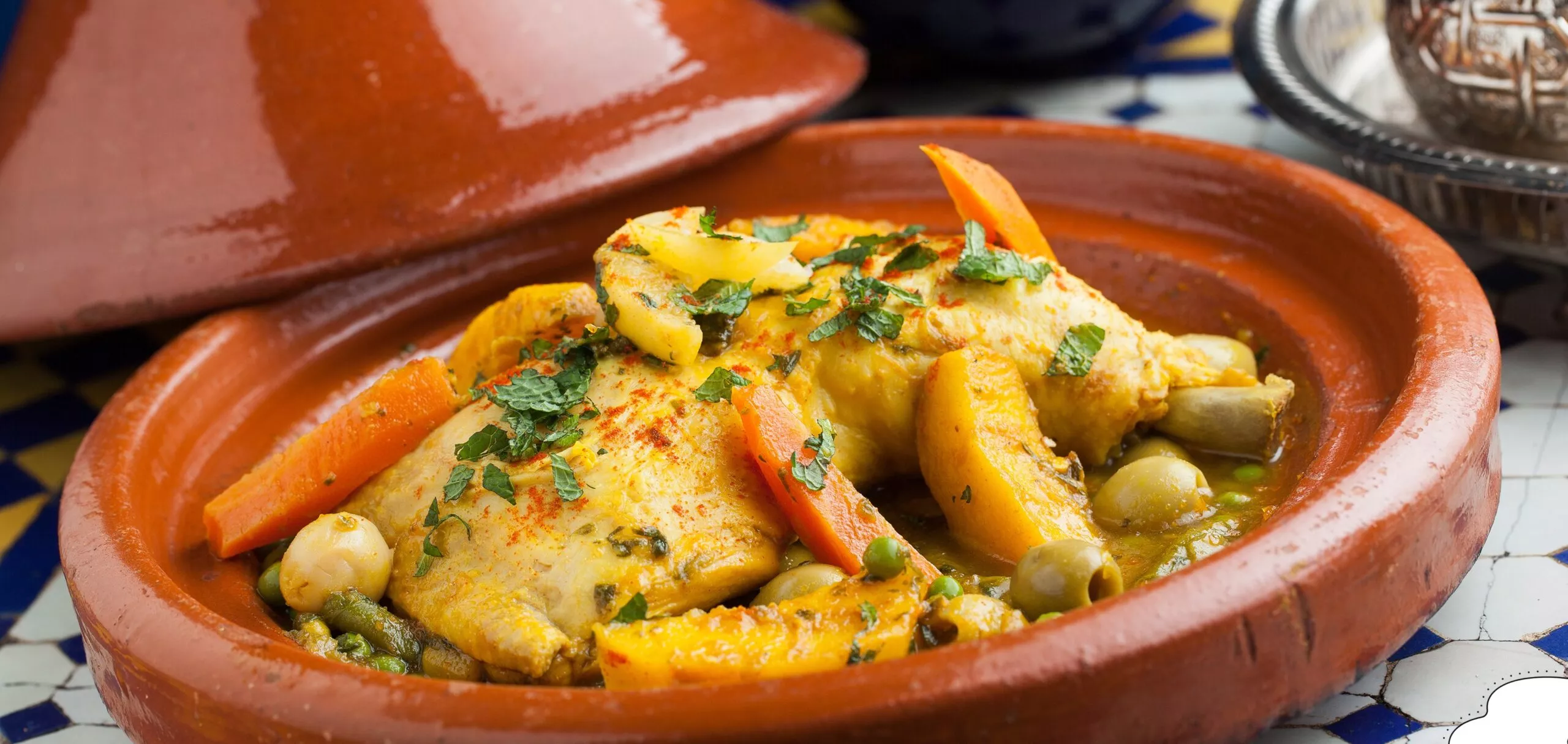 Primer plano de un tradicional marroquí tajín que se está preparando en una clase de cocina en Marrakech.